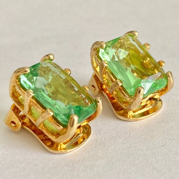 Vintage Green Glass Clip On Earrings Jeweled Cut Gold Plated Huggie 70's USA - Picture 4 of 10
